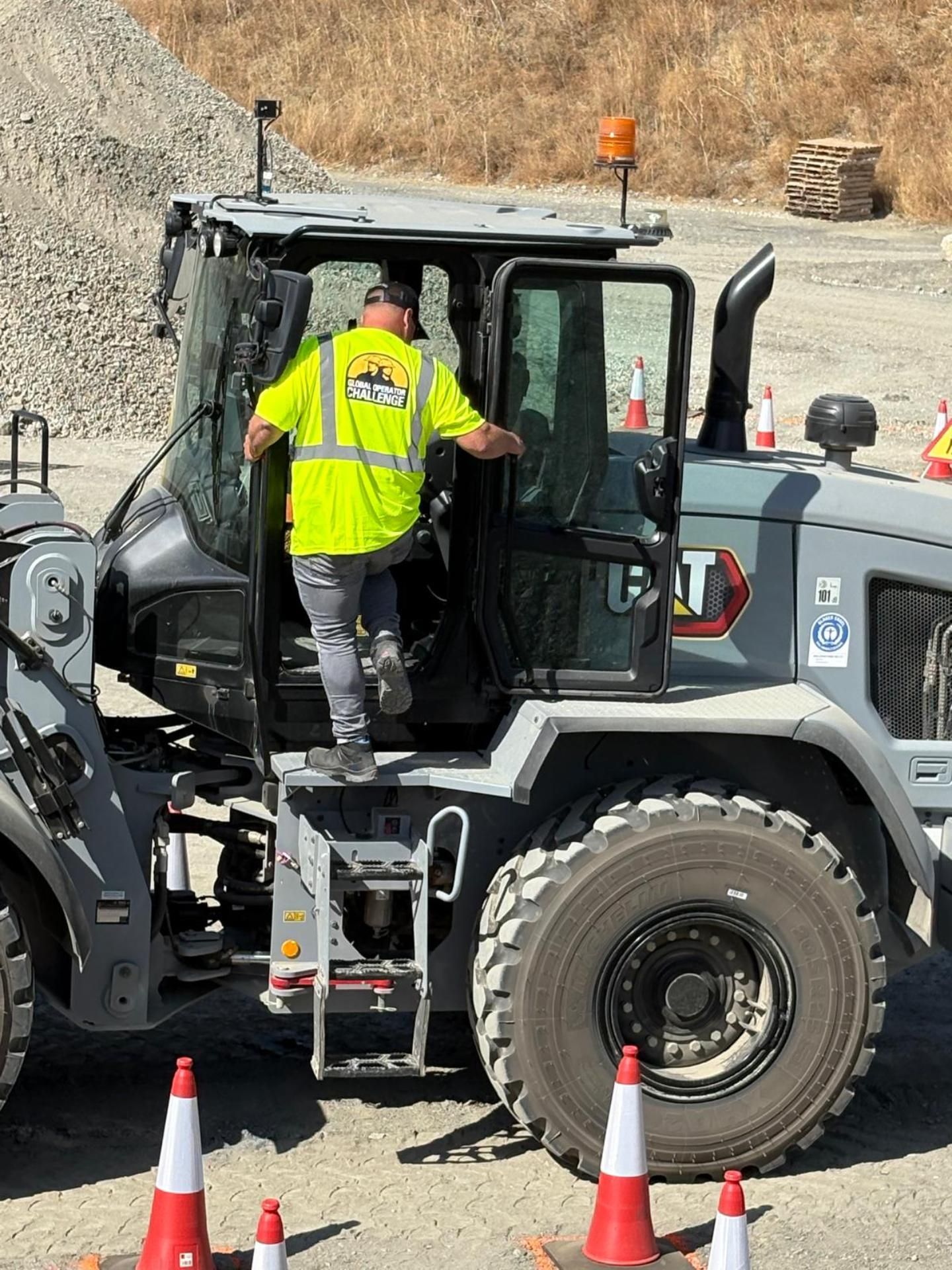 Gunter dewit maakt zich klaar voor de proef met de caterpillar